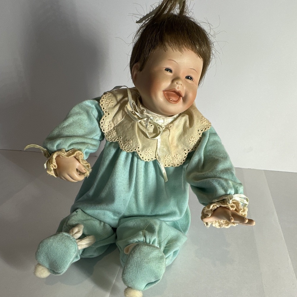 Vintage - Baby Doll Brown Straight Hair Brown Eyes Blue Sleeper Lace Collar